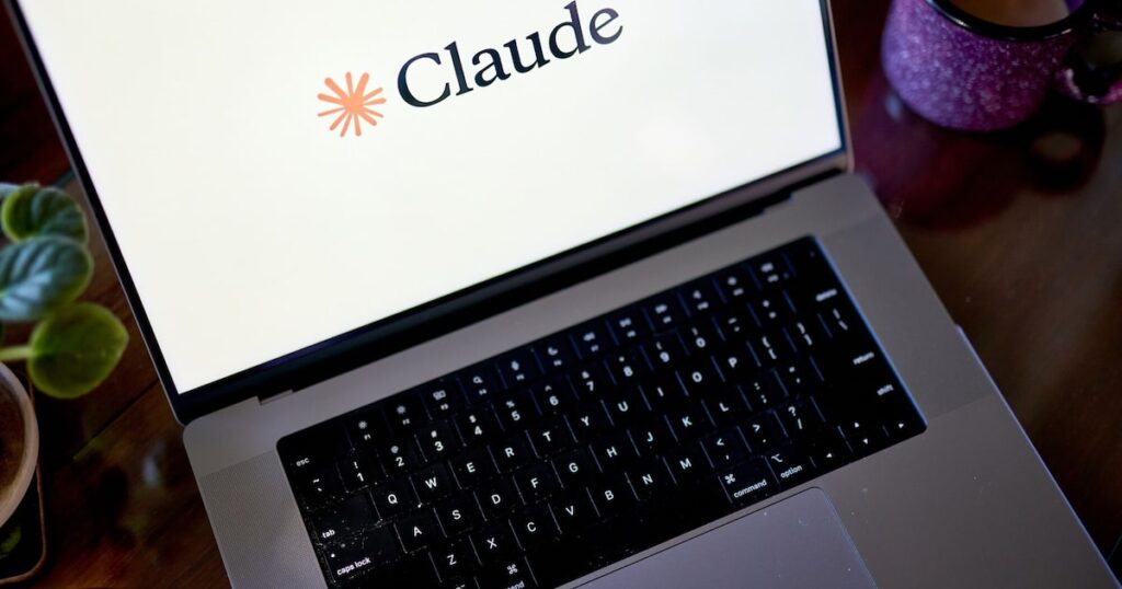 Pantalla de computadora mostrando código malicioso generado por IA con alerta de '150 GB robados' y logos de instituciones mexicanas