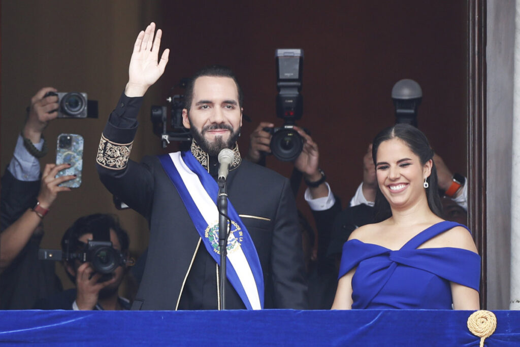 Retrato de Nayib Bukele con expresión autoritaria y fondo de cárcel salvadoreña bajo régimen de excepción