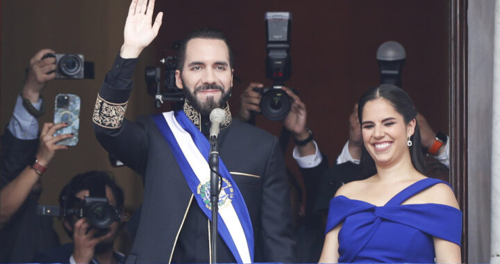 Retrato de Nayib Bukele con expresión autoritaria y fondo de cárcel salvadoreña bajo régimen de excepción
