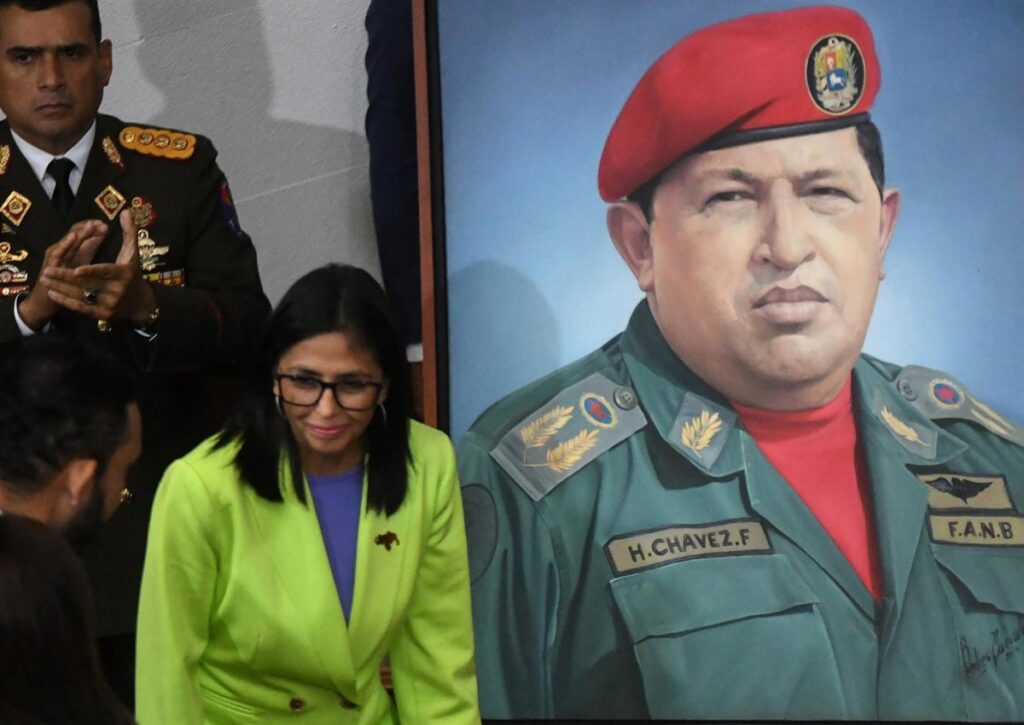 Delcy Rodríguez en reunión con funcionarios, simbolizando la transición petrolera de Venezuela bajo influencia de EE.UU.
