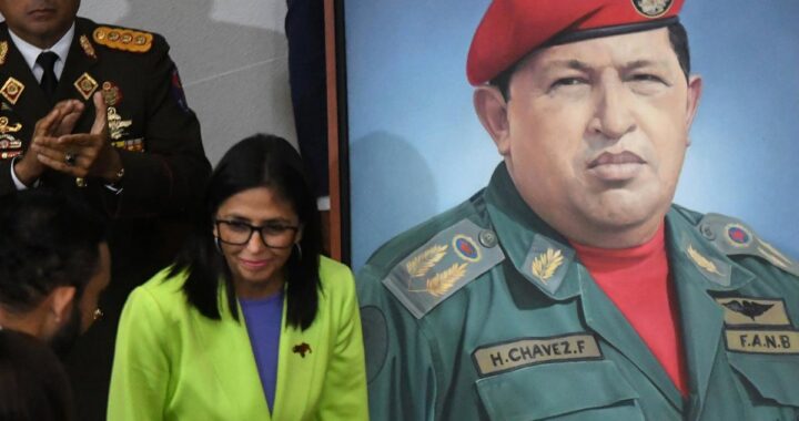 Delcy Rodríguez en reunión con funcionarios, simbolizando la transición petrolera de Venezuela bajo influencia de EE.UU.