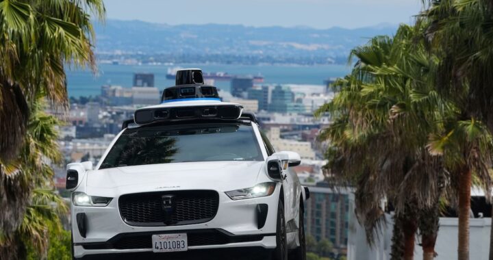 Pantalla de control remoto de Waymo con operador en Filipinas monitoreando un robotaxi en calles de EE.UU.