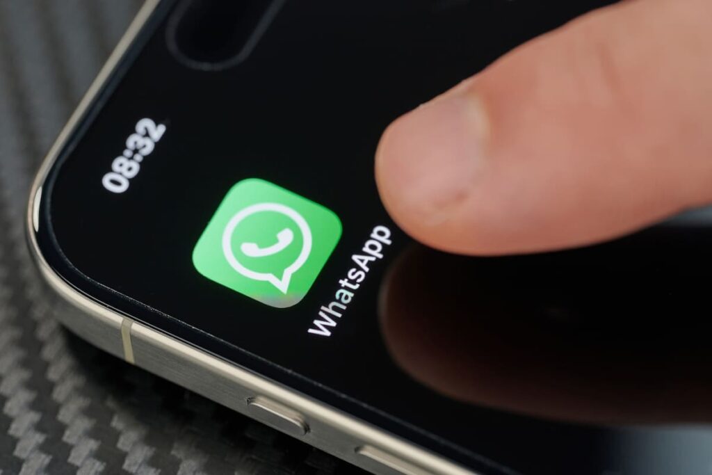Lista de celulares obsoletos (2012-2015) que perderán WhatsApp en febrero 2026 con icono de advertencia roja