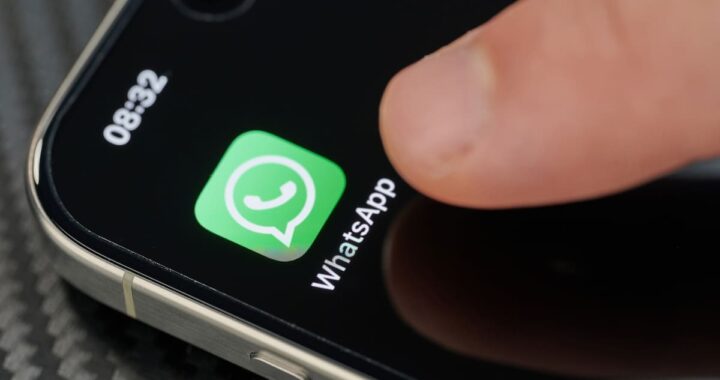 Lista de celulares obsoletos (2012-2015) que perderán WhatsApp en febrero 2026 con icono de advertencia roja