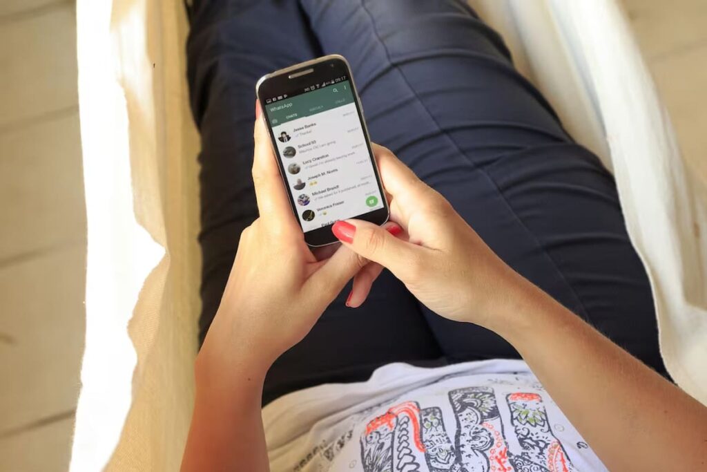 Captura de pantalla de WhatsApp mostrando cómo ver 100 mensajes antiguos al unirse a un grupo