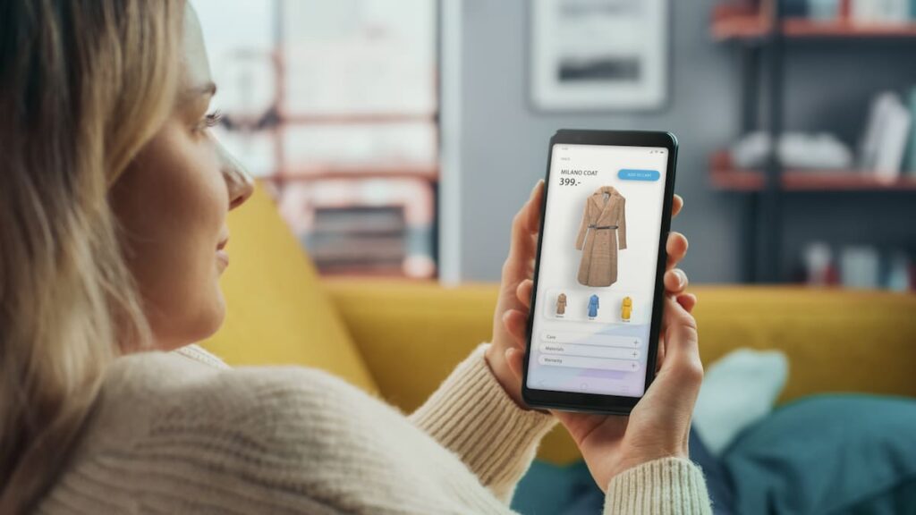 Celular mostrando chat de WhatsApp Business con respuestas automáticas de IA para ventas 24/7 en pymes