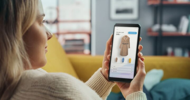 Celular mostrando chat de WhatsApp Business con respuestas automáticas de IA para ventas 24/7 en pymes