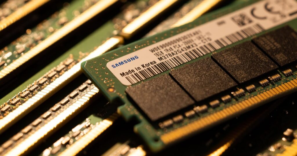 Gráfico de alza récorde en acciones de fabricantes de chips (SK Hynix +150%) vs caída de Nintendo y Qualcomm por escasez de memoria