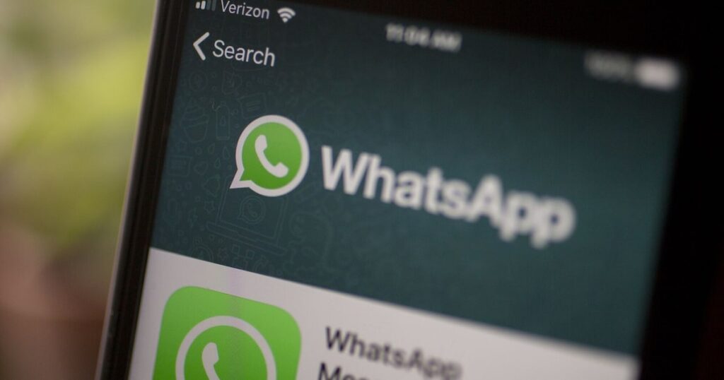 Celular con ícono de WhatsApp personalizado como capivara bailando con confeti y máscaras de carnaval en pantalla