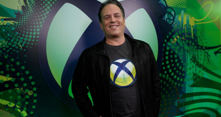 Phil Spencer y Sarah Bond en imagen simbólica de despedida con logo de Xbox de fondo