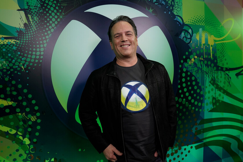 Phil Spencer y Sarah Bond en imagen simbólica de despedida con logo de Xbox de fondo