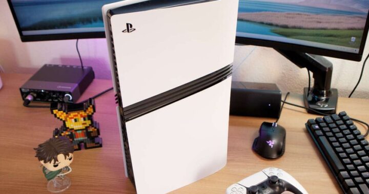 Consola PS5 negra con mando DualSense sobre fondo azul eléctrico, simbolizando los 92 millones vendidos
