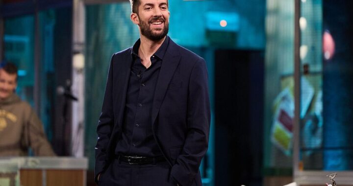 David Broncano firma contrato millonario con RTVE en imagen oficial con documentos y logo de 'La Revuelta' sobre mesa