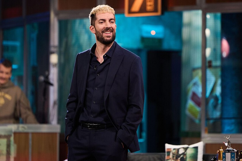 David Broncano firma contrato millonario con RTVE en imagen oficial con documentos y logo de 'La Revuelta' sobre mesa