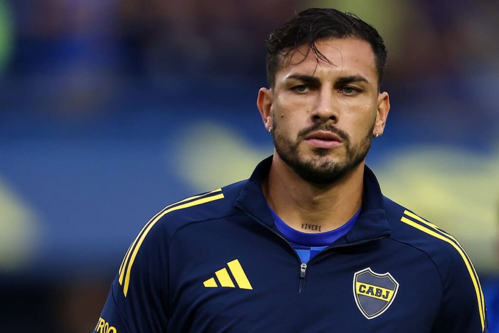 Leandro Paredes con hielo en el tobillo derecho y expresión de dolor tras abandonar el campo en Boca vs Platense