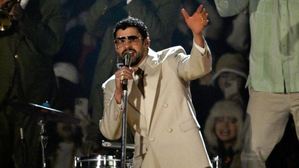 Bad Bunny en el escenario del Super Bowl LX con luces y multitudes en el Levi's Stadium