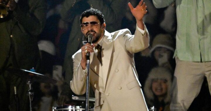 Bad Bunny en el escenario del Super Bowl LX con luces y multitudes en el Levi's Stadium