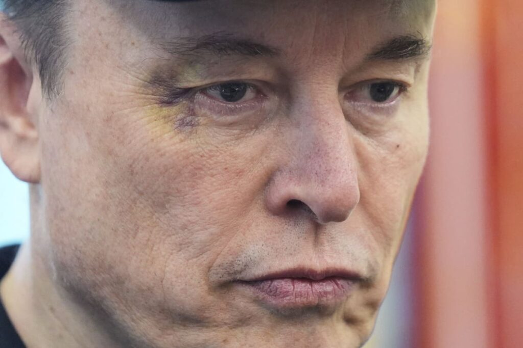 Elon Musk con expresión reflexiva frente a gráficos de su fortuna de 775000 millones de dólares