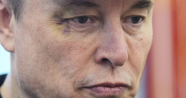 Elon Musk con expresión reflexiva frente a gráficos de su fortuna de 775000 millones de dólares