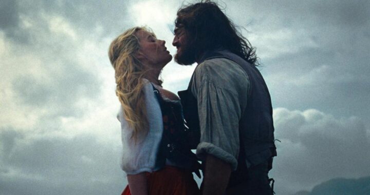 Margot Robbie y Jacob Elordi en escena oscura de 'Cumbres borrascosas' con estética gótica moderna y luces dramáticas