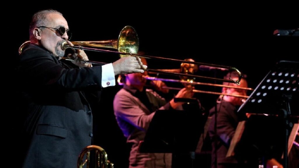 Willie Colón con su trombón en un concierto de la Fania All-Stars, símbolo de la salsa dura