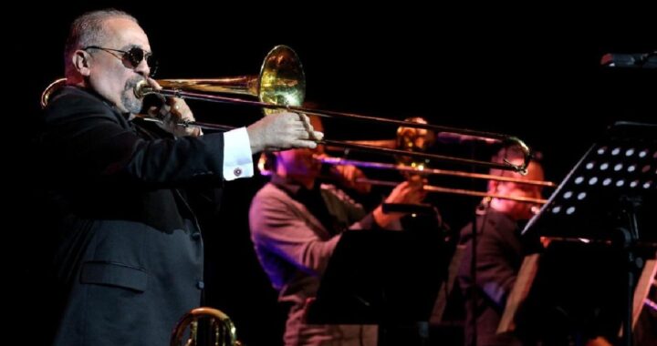 Willie Colón con su trombón en un concierto de la Fania All-Stars, símbolo de la salsa dura
