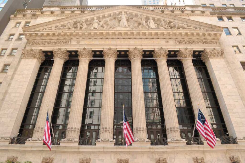 Gráfico de Wall Street en rojo con caída del S&P 500 y barriles de petróleo a 93 dólares tras pérdida de 92000 empleos