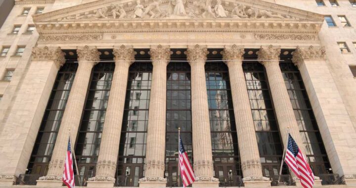 Gráfico de Wall Street en rojo con caída del S&P 500 y barriles de petróleo a 93 dólares tras pérdida de 92000 empleos