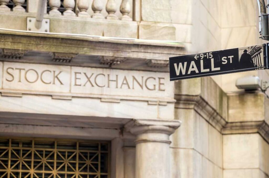 Gráfico de Wall Street en verde con Nasdaq al alza y barriles de petróleo en pausa por tensiones con Irán