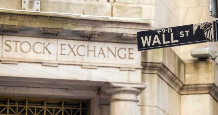 Gráfico de Wall Street en verde con Nasdaq al alza y barriles de petróleo en pausa por tensiones con Irán