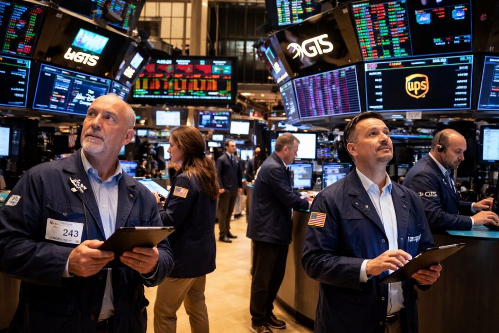 Gráfico comparativo del rendimiento del Dow Jones (+3,4%) vs Nasdaq (+13,6%) en 2026 con fondo de chips de IA y bolsa de Wall Street