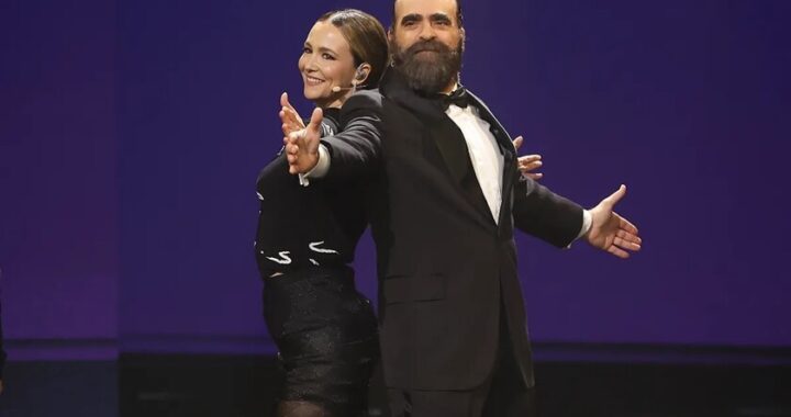 Escenario de la gala Goya 2026 con público en pie y pantalla gigante mostrando '3,6M espectadores' mientras el cine español vacía salas