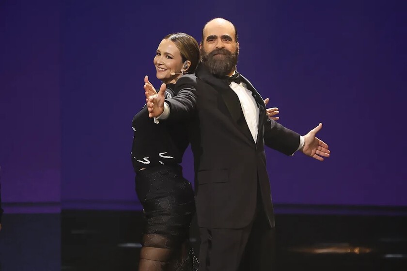 Escenario de la gala Goya 2026 con público en pie y pantalla gigante mostrando '3,6M espectadores' mientras el cine español vacía salas