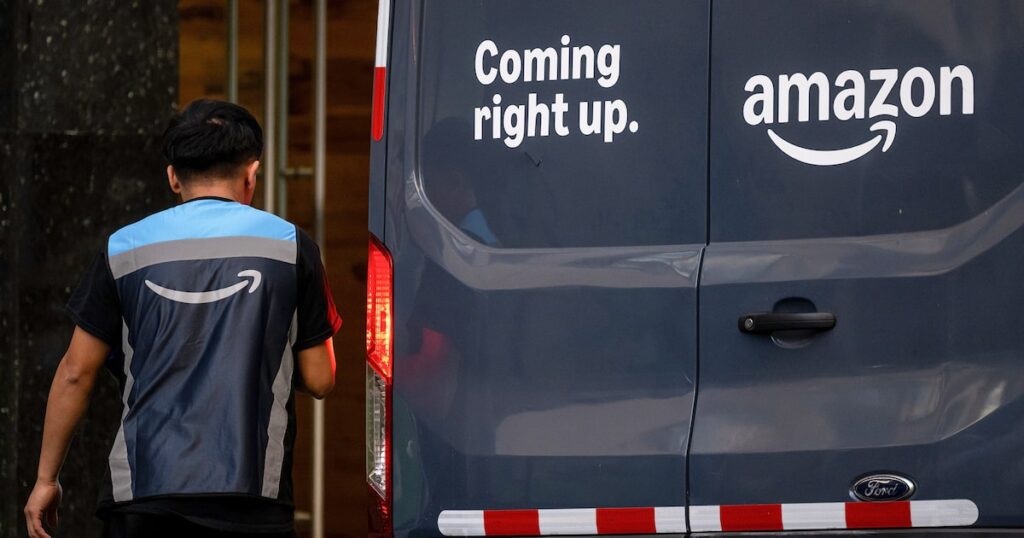 Gráfico de caída bursátil de Amazon en febrero 2025 por inversiones masivas en IA y centros de datos