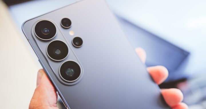 Galaxy S26 Ultra en mano mostrando su módulo de cámaras y pantalla de 6,9' con reflejos