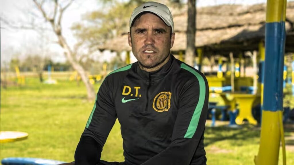 Eduardo Coudet con camiseta de River en conferencia de prensa, gesto serio y mirada decidida