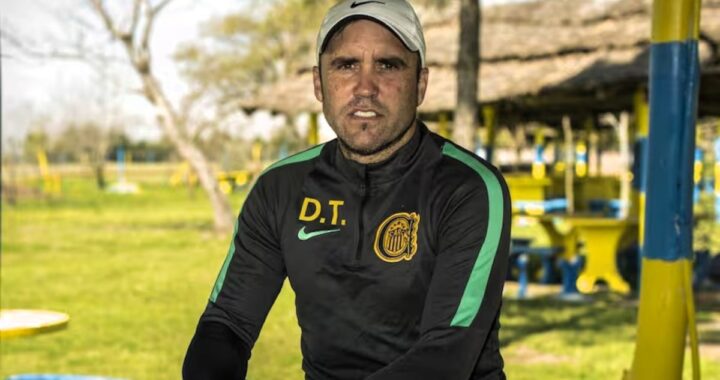 Eduardo Coudet con camiseta de River en conferencia de prensa, gesto serio y mirada decidida