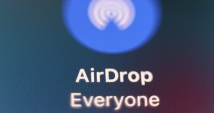 Teléfono Samsung Galaxy S26 compartiendo archivos con un iPhone mediante AirDrop en pantalla dividida