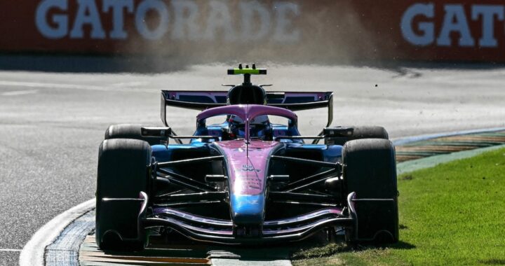 Oscar Piastri en su McLaren liderando la FP2 en Melbourne con el fondo plano de su RB20 visible y Aston Martin en boxes con mecánicos revisando baterías dañadas