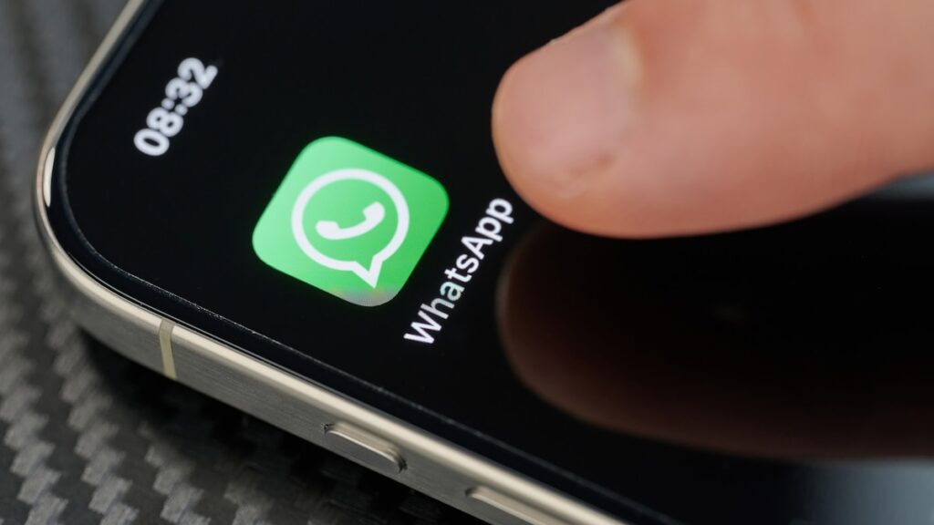Pantalla de WhatsApp mostrando el proceso de restauración de copias de seguridad en Google Drive con el mensaje 'Restaurar' destacado