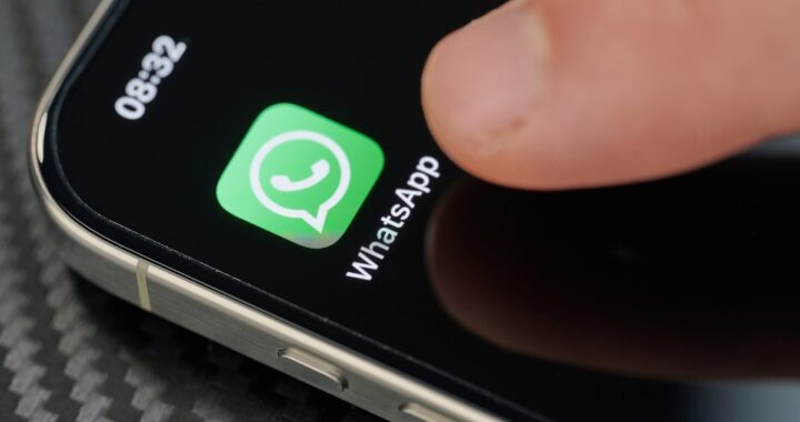 Pantalla de WhatsApp mostrando el proceso de restauración de copias de seguridad en Google Drive con el mensaje 'Restaurar' destacado