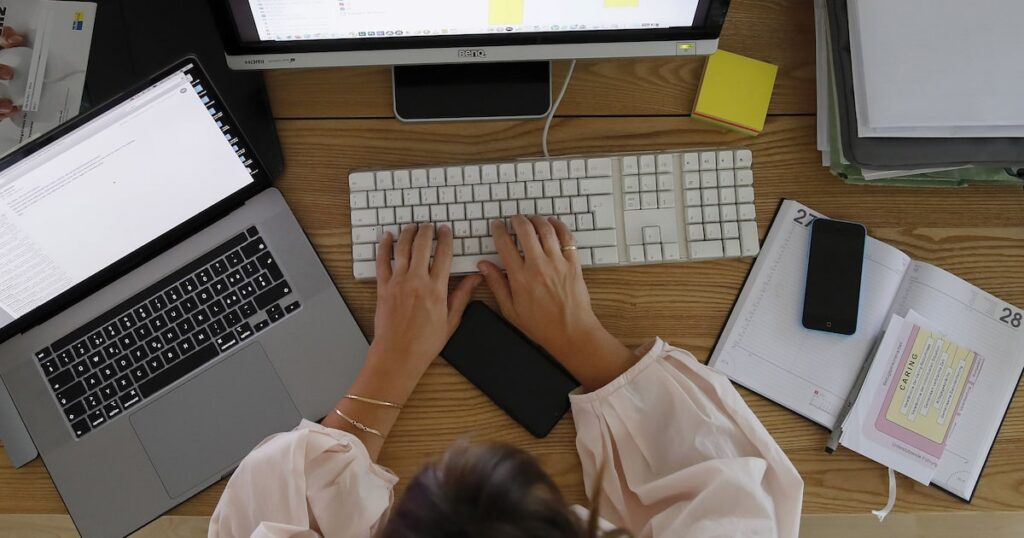 Gráfico de barras mostrando que el 75% de CV son filtrados por IA antes de llegar a reclutadores humanos, con iconos de algoritmos y documentos rechazados