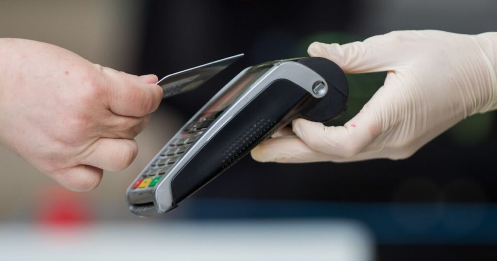 Gráfico de caída bursátil de Visa y Mastercard tras informe sobre pagos con IA y stablecoins como USDC
