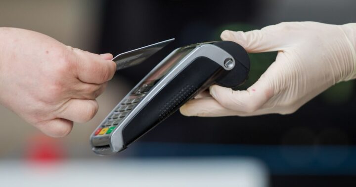 Gráfico de caída bursátil de Visa y Mastercard tras informe sobre pagos con IA y stablecoins como USDC