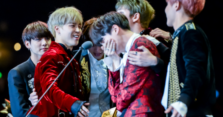 BTS en escenario 360° durante concierto masivo con 260.000 fans y récord de ventas de Arirang