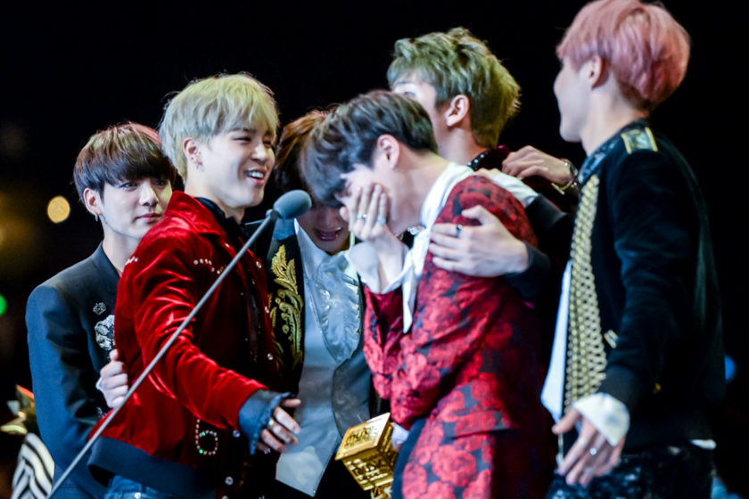 BTS en escenario 360° durante concierto masivo con 260.000 fans y récord de ventas de Arirang