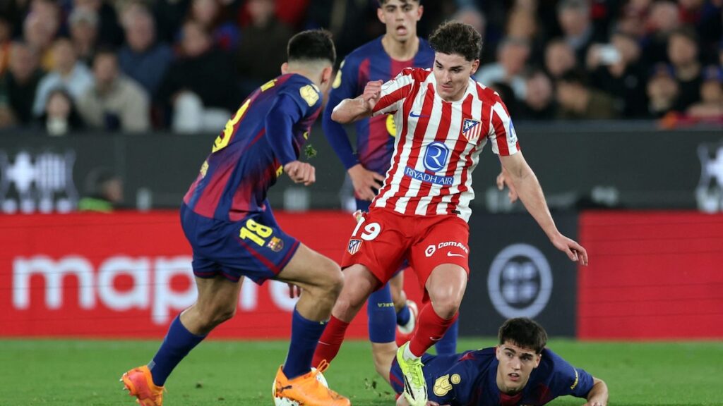 Lamine Yamal celebra un gol del Barça mientras defensas del Atlético miran frustrados en el Camp Nou