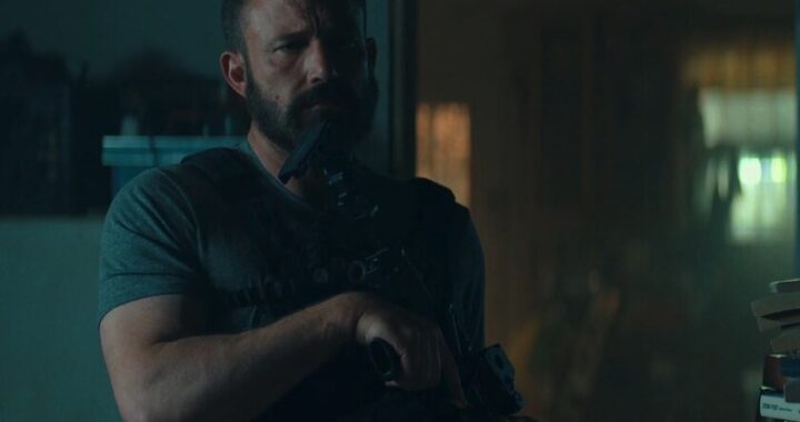 Ben Affleck revisando en pantalla el algoritmo de IA que edita escenas de películas con metraje original de Netflix