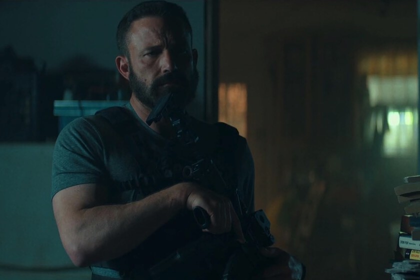 Ben Affleck revisando en pantalla el algoritmo de IA que edita escenas de películas con metraje original de Netflix