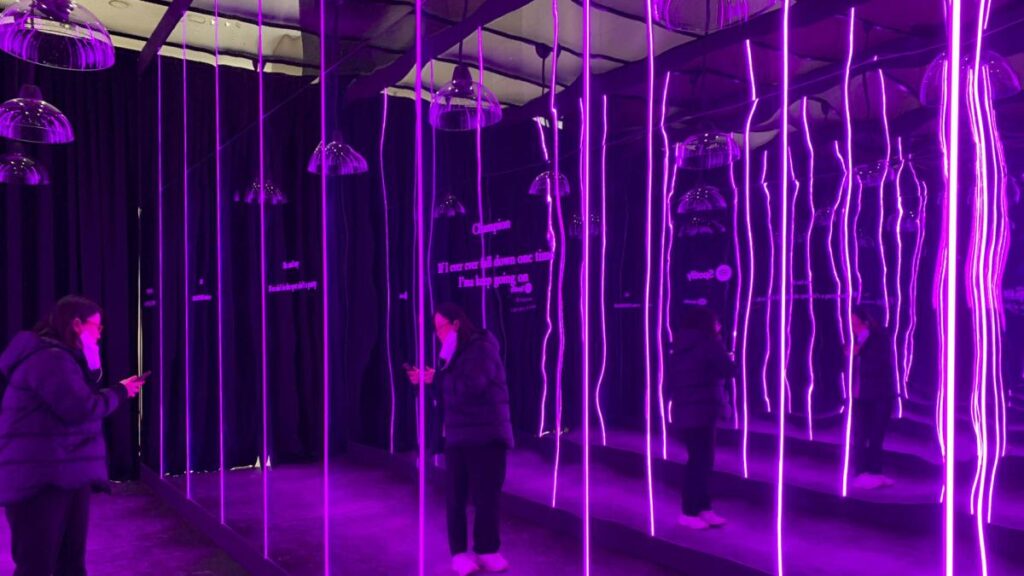 Museo Nacional de Corea iluminado en rosa con logos de Blackpink y reliquias históricas en exposición interactiva